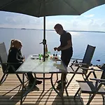 Luonnon Rauhaa Kalliosaaressa, Private Island *
