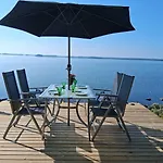 Luonnon Rauhaa Kalliosaaressa, Private Island