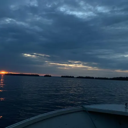 Villa Luonnon Rauhaa Kalliosaaressa, Private Island *