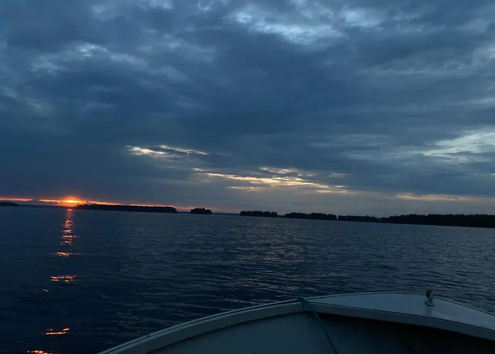 Villa Luonnon Rauhaa Kalliosaaressa, Private Island *